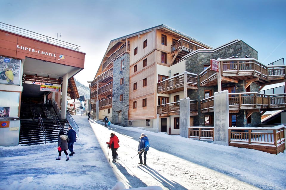 The Super Châtel gondola station sits at the foot of the residence, giving skiers direct access to 316 pistes across the Portes du Soleil.