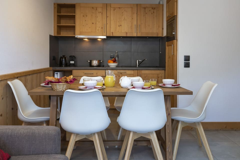 The kitchenette is stocked with everything needed for group breakfasts before heading out to the Super Châtel gondola.