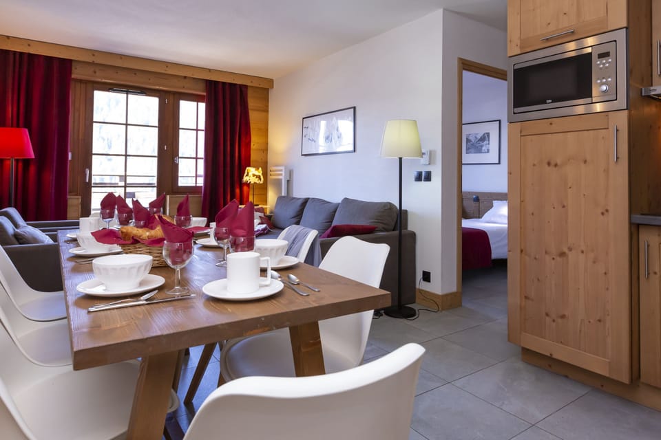 The open layout connects the dining area to the kitchen and bedroom corridor, giving the 53 m² a spacious, connected feel.