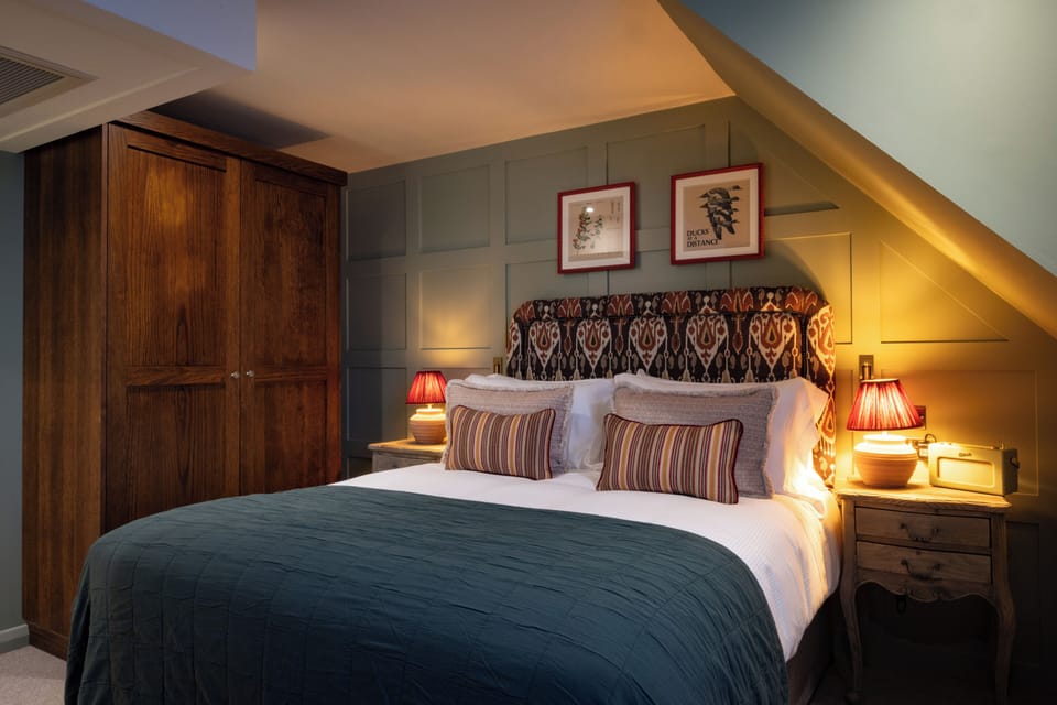 Classic Double Room | In-room safe, desk, iron/ironing board, WiFi (free)