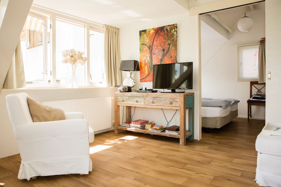 Deluxe Suite, 1 King Bed | Living room | Flat-screen TV