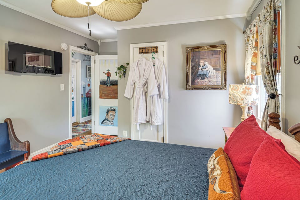 'nashvegas Getaway' w/ Hot Tub Near Broadway Cottage in Nashville