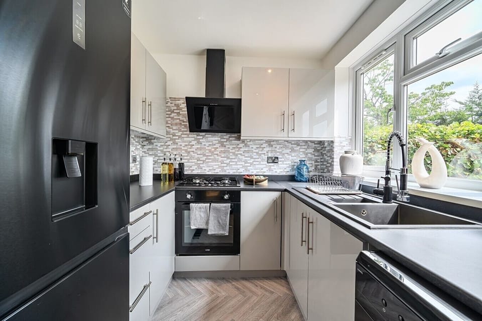 Cook with ease in the bright kitchen with gas hob, oven and American fridge freezer