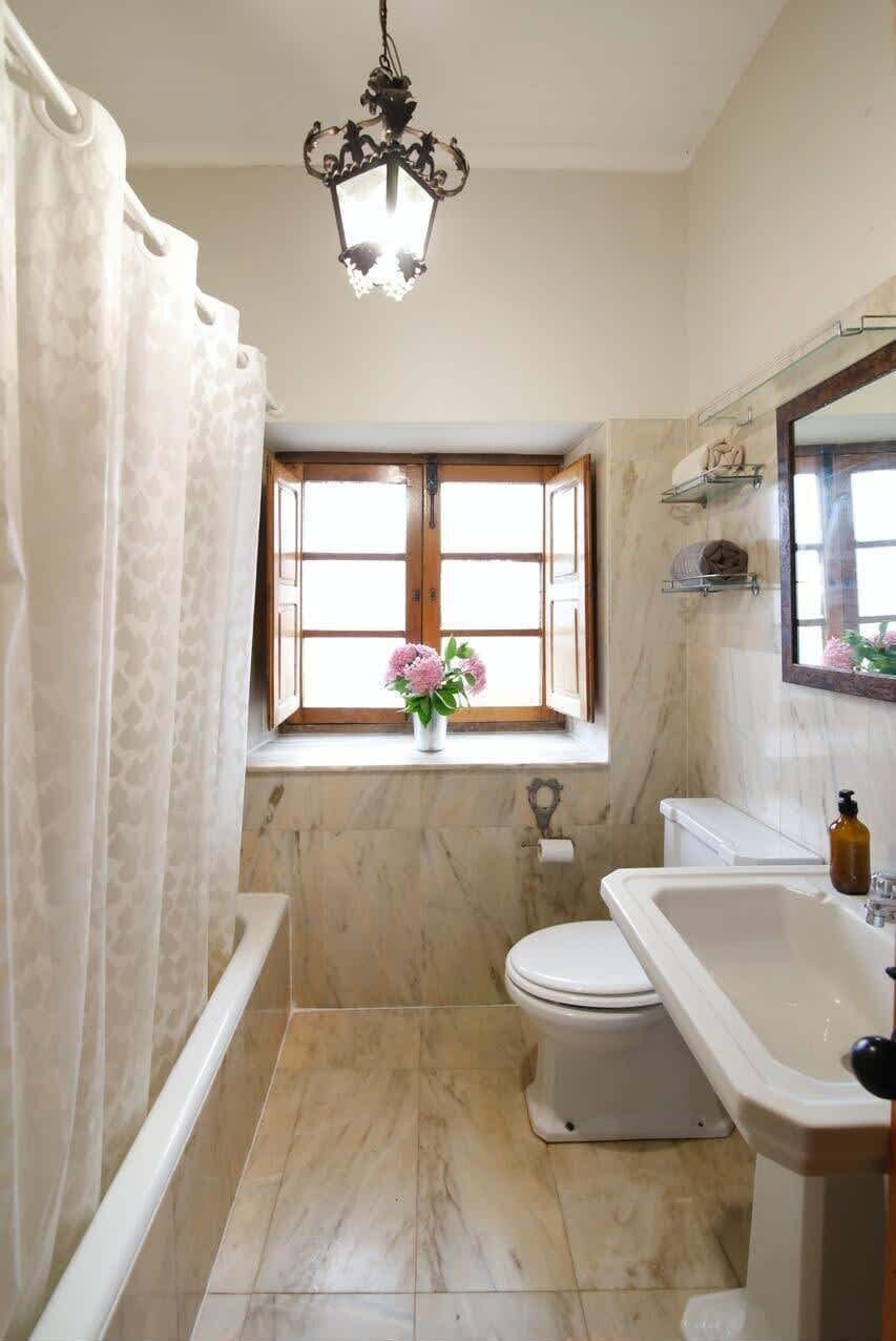Baño con bañera · Bathroom with bathtub