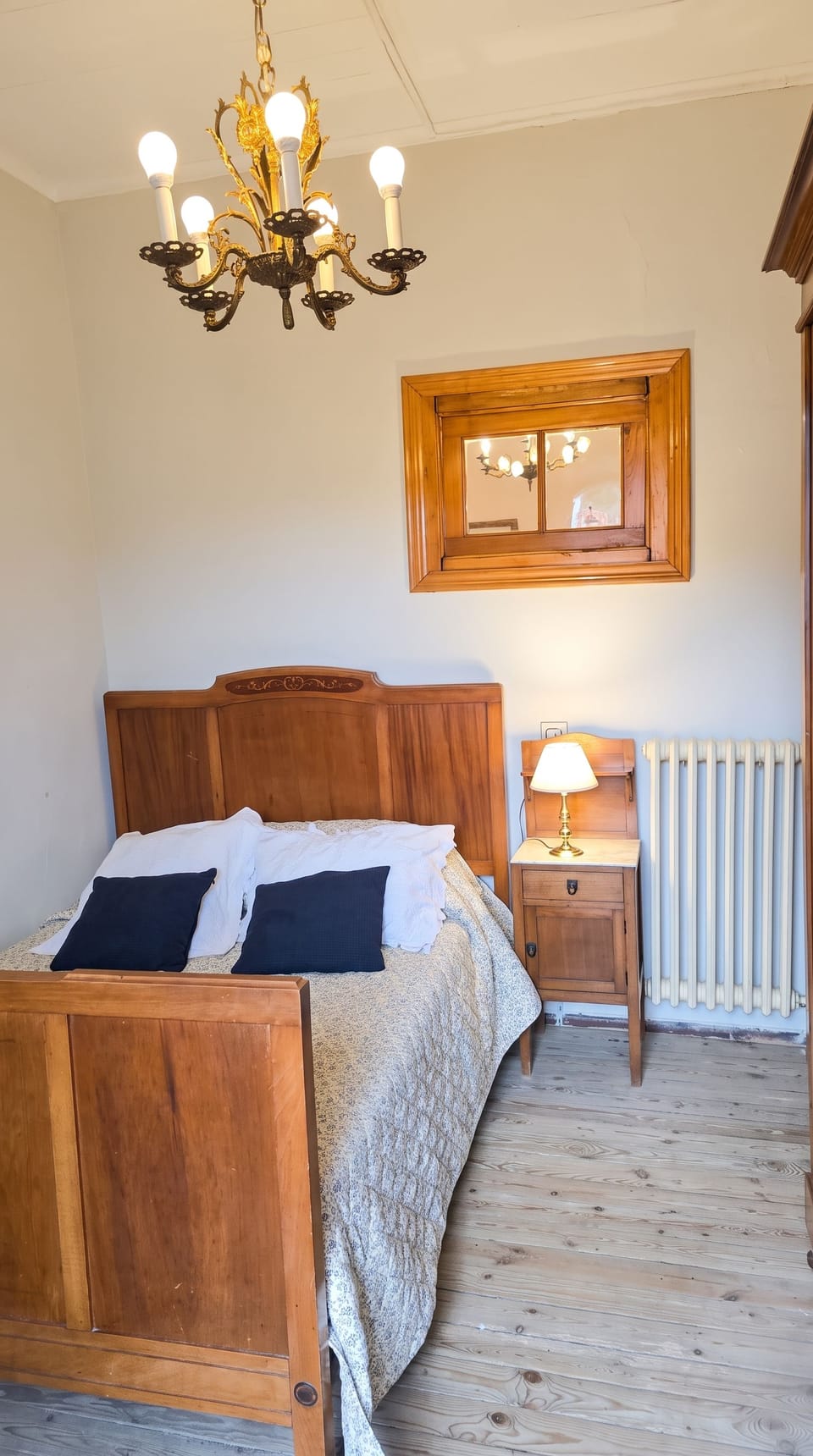 Dormitorio con cama de matrimonio · Bedroom with double bed