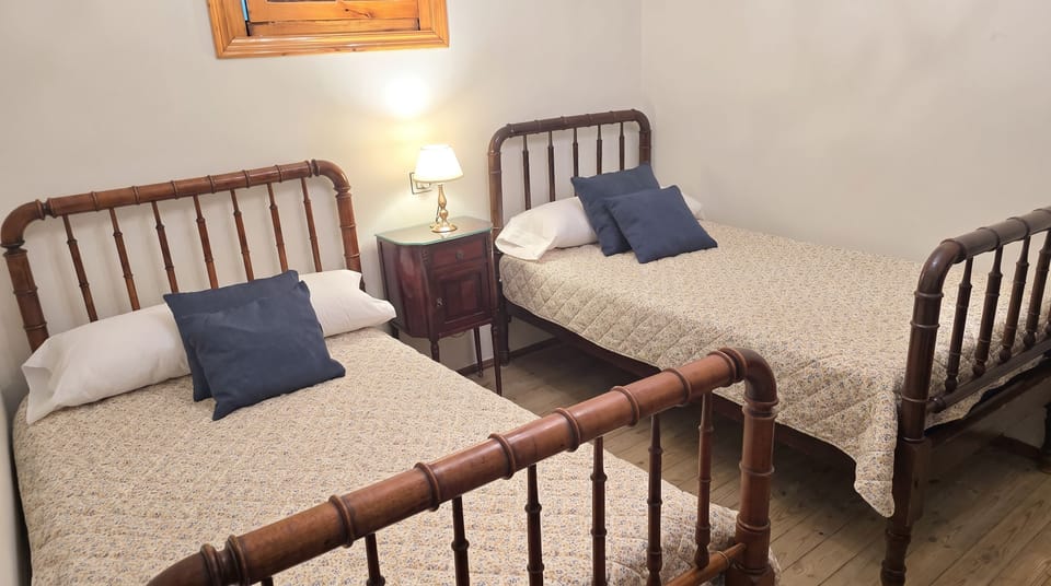 Dormitorio con dos camas individuales · Bedroom with twin beds