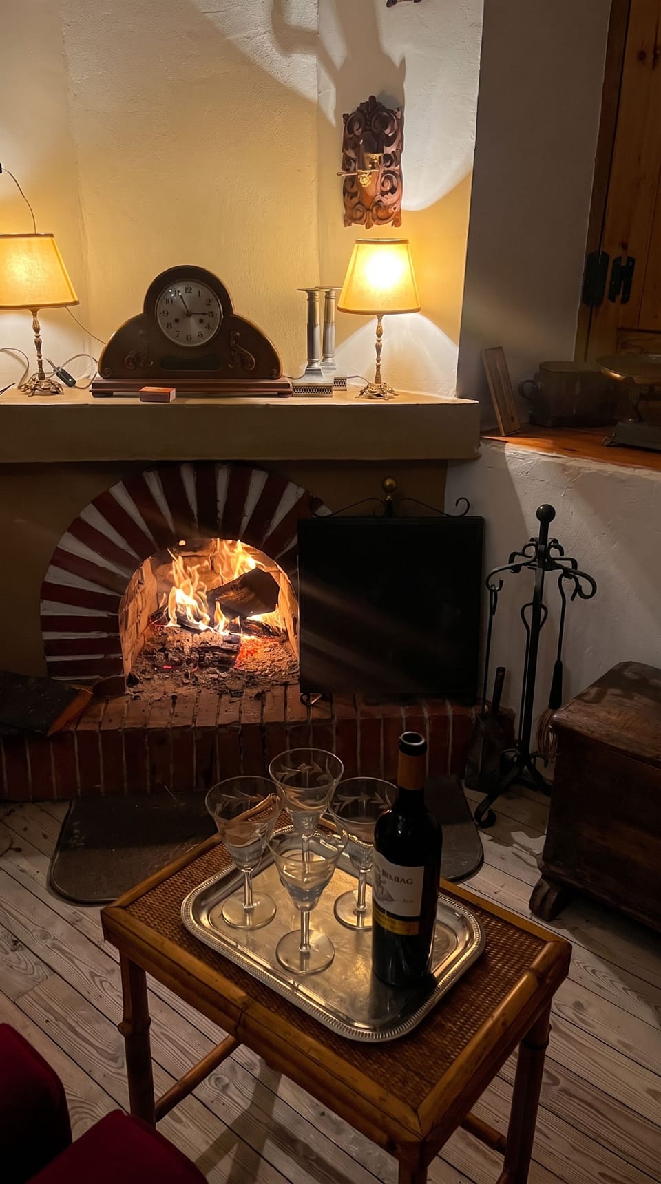Salón con chimenea · Living room with fireplace