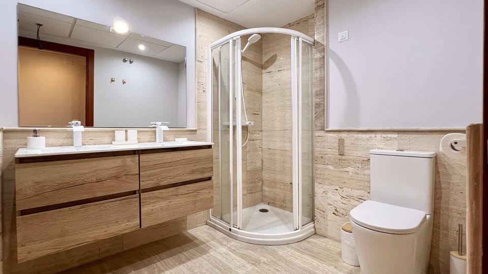 Baño con ducha · Bathroom with shower