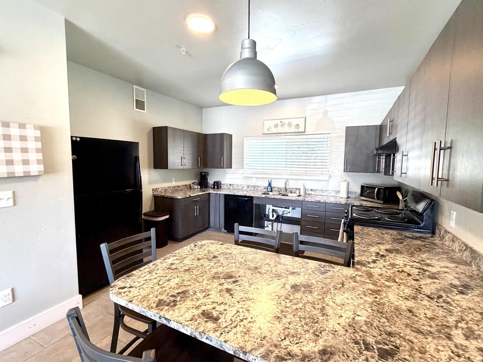Full kitchen with sitting for 5