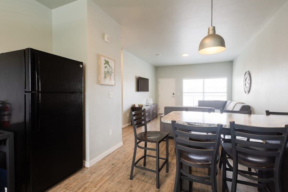 Full kitchen with seating for 5