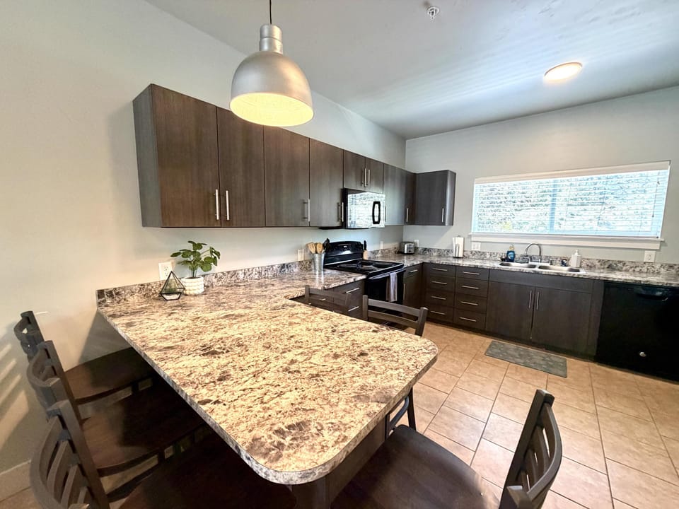 Full kitchen with seating for 5