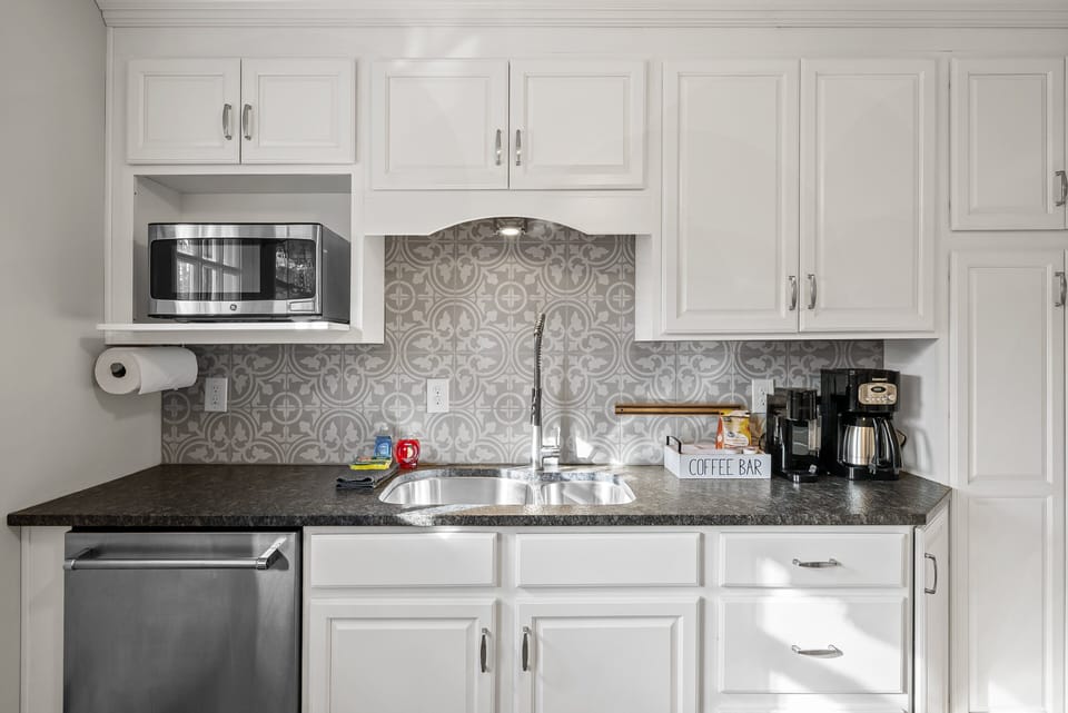 House, Multiple Beds, Garden View (Nana's Nook (400 Hickory Grove Blvd)) | Private kitchen