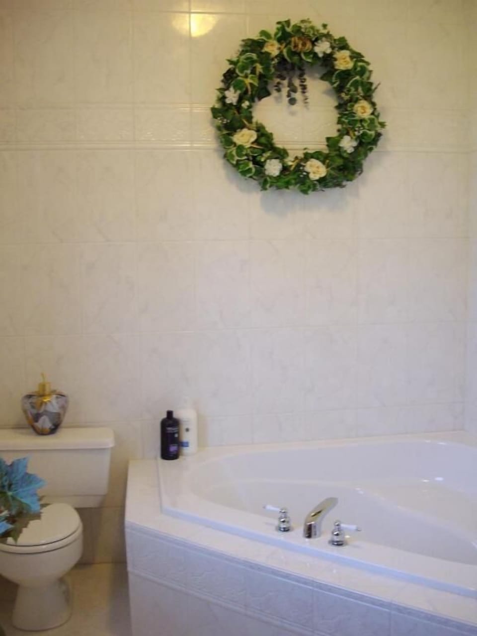 Deluxe Single Room, Garden View | Bathroom | Hair dryer, towels, soap, shampoo