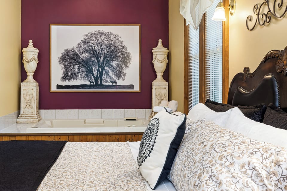 Romantic Saratoga Suite, King Bed, Fireplace, Jacuzzi | Egyptian cotton sheets, premium bedding, down comforters, pillowtop beds