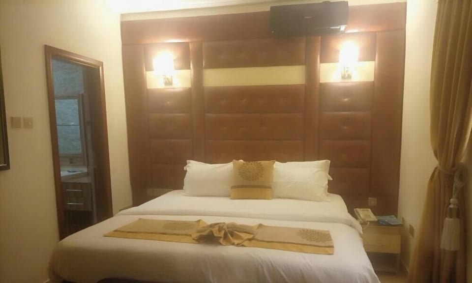 Business Suite | In-room safe, desk, laptop workspace, WiFi (free)