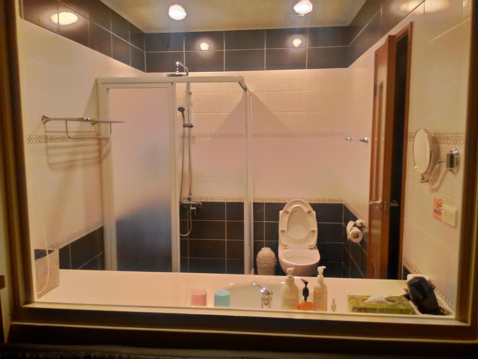 Shower, rainfall showerhead, free toiletries, hair dryer