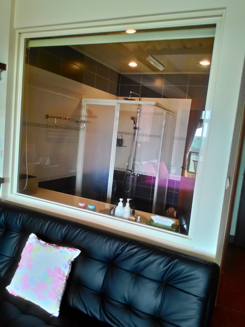 Double Room | Bathroom | Shower, rainfall showerhead, free toiletries, hair dryer