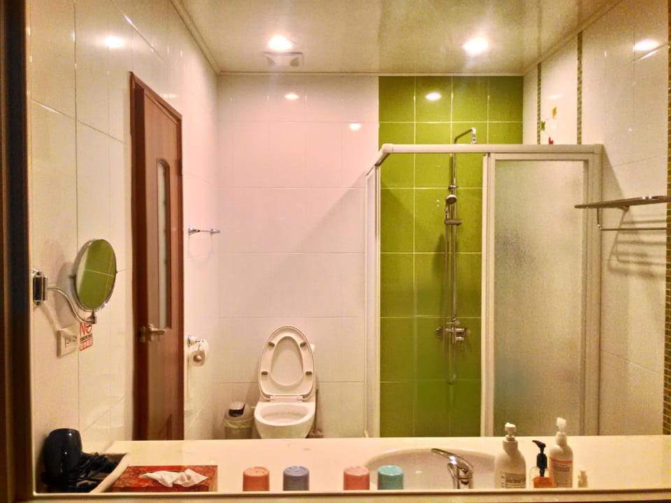Shower, rainfall showerhead, free toiletries, hair dryer