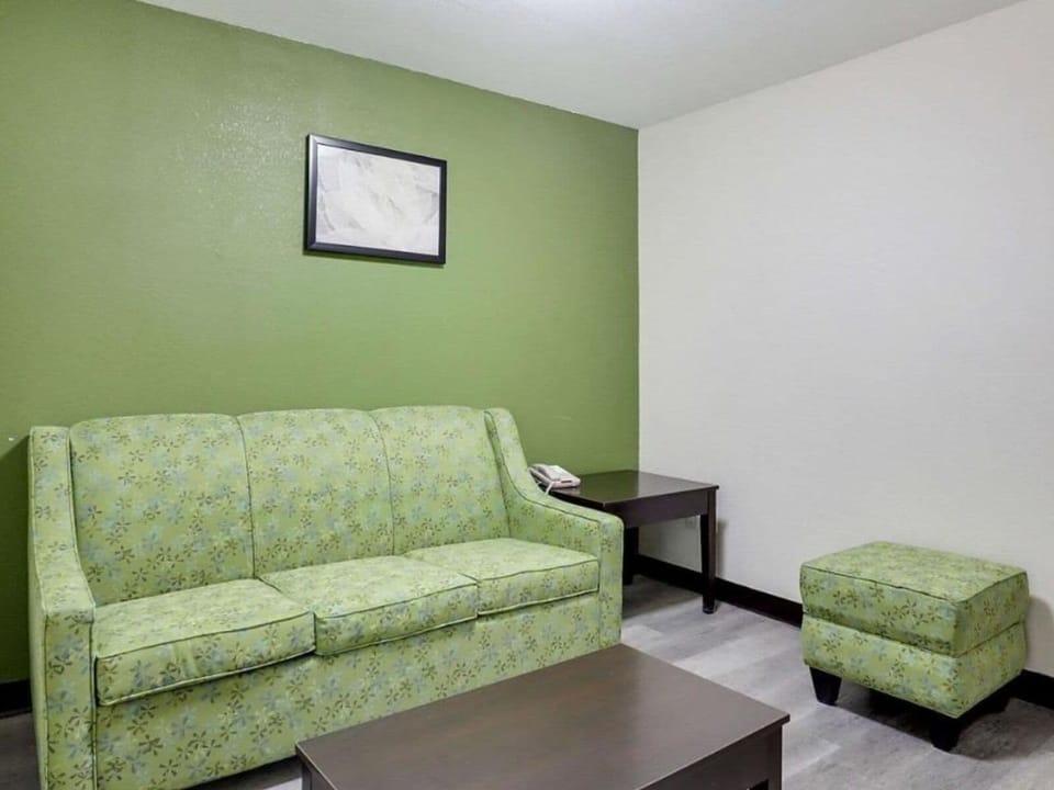 Suite, 1 King Bed, Non Smoking | In-room safe, desk, iron/ironing board, WiFi (free)