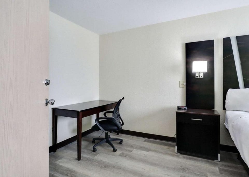 Suite, 1 King Bed, Non Smoking | In-room safe, desk, iron/ironing board, WiFi (free)