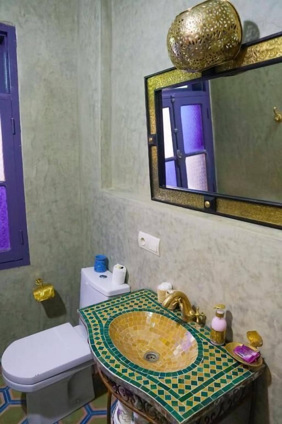 Deluxe Double Room | Bathroom | Shower, free toiletries, soap, shampoo