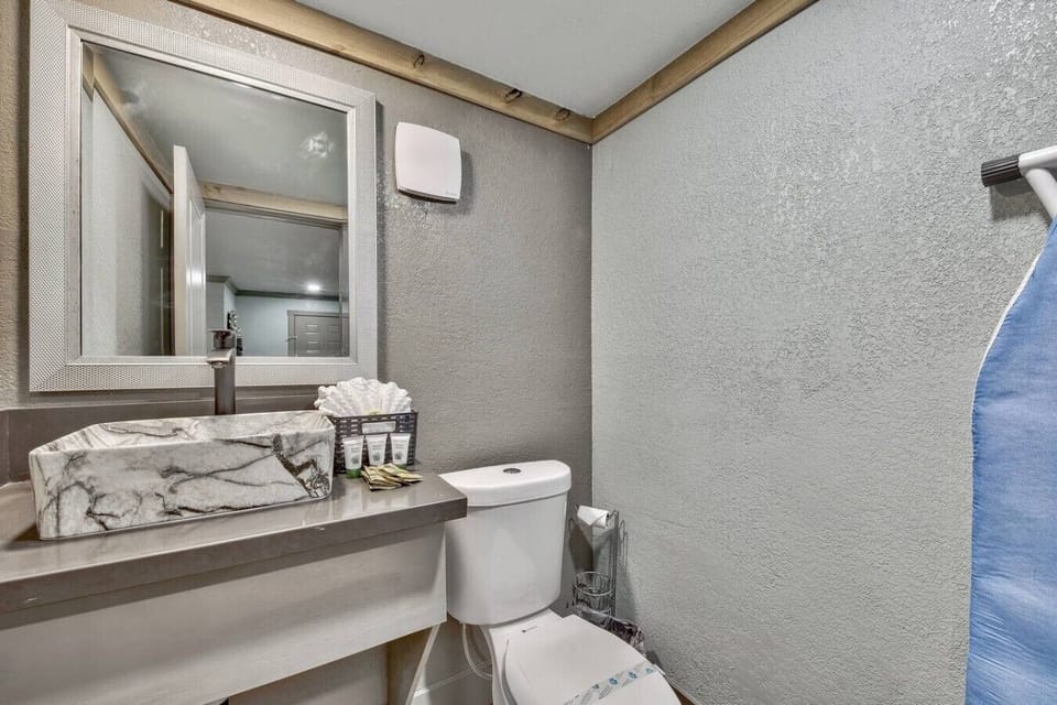Bathroom Sink & Toilet