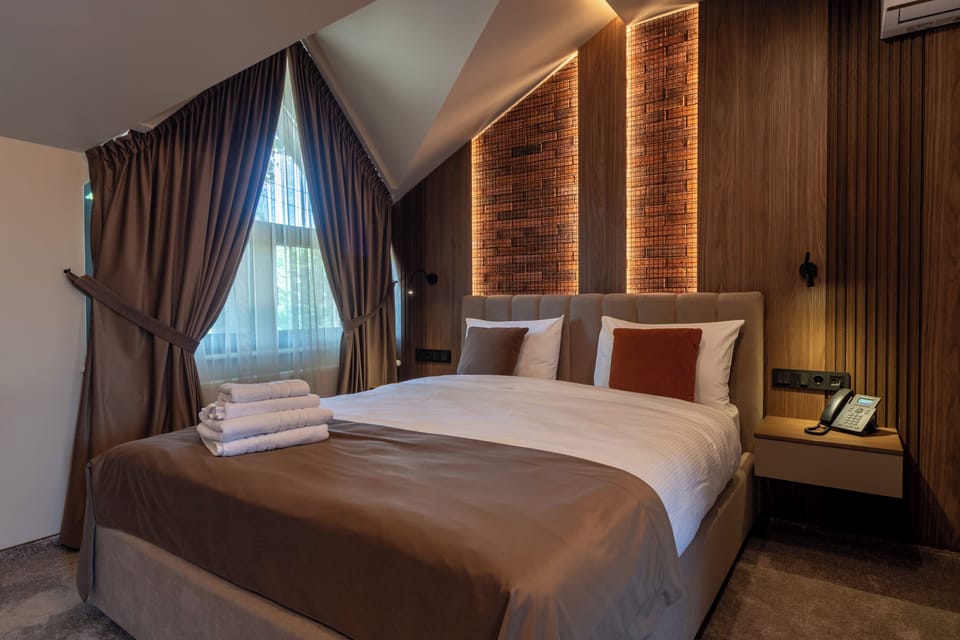Double Room | Minibar, in-room safe, WiFi (free), bed sheets