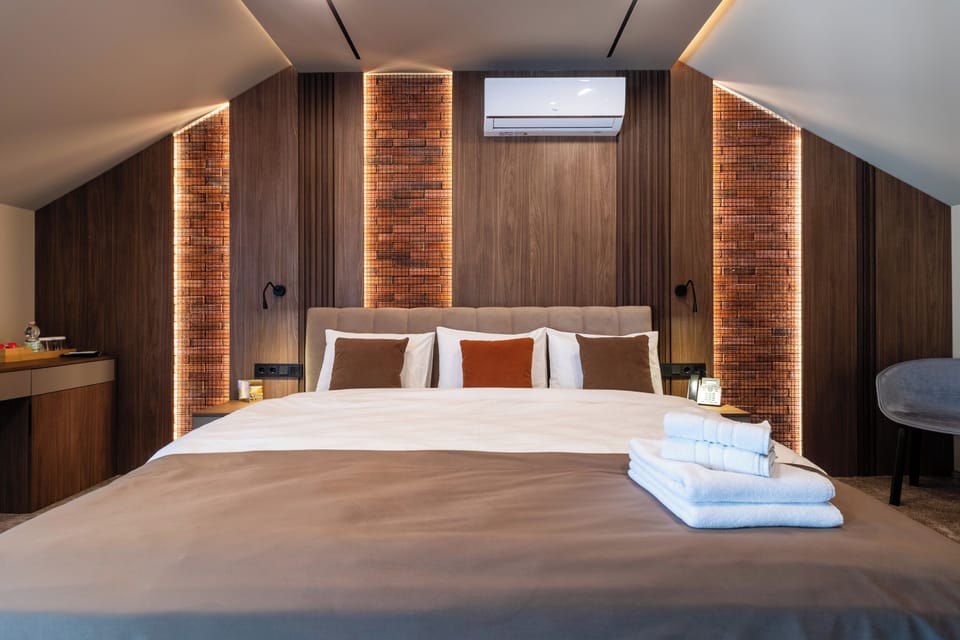 Family Double Room | Minibar, in-room safe, WiFi (free), bed sheets