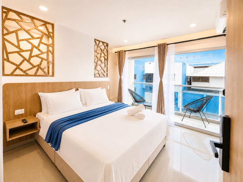 Deluxe Double Room, 1 Queen Bed | Premium bedding, down comforters, Select Comfort beds, in-room safe
