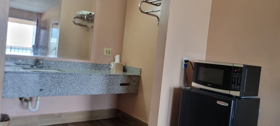 Standard Room, 1 King Bed, Non Smoking | Desk, free WiFi