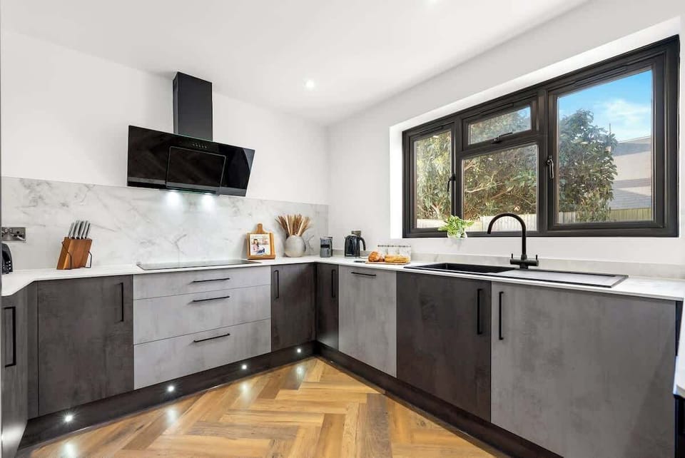 The fully equipped modern kitchen at Blue Puffin Stays Short Lets & Serviced Accommodation makes cooking effortless, complete with sleek worktops, integrated appliances and everything you need for a home-from-home stay.