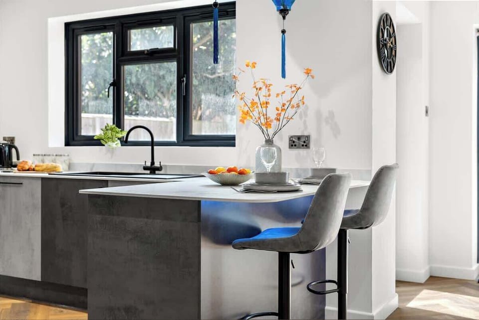 The fully equipped modern kitchen at Blue Puffin Stays Short Lets & Serviced Accommodation makes cooking effortless, complete with sleek worktops, integrated appliances and everything you need for a home-from-home stay.