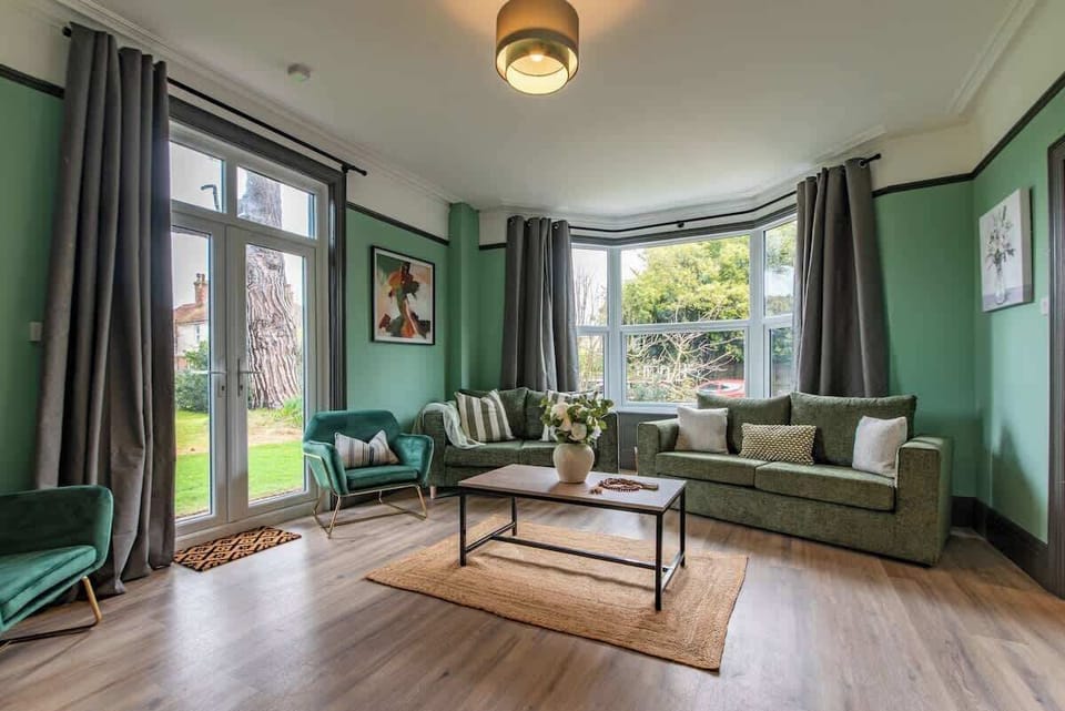 Bright and welcoming living area with plush sofas, cosy décor, and a flat-screen TV with Netflix ready to use — perfect for unwinding after a day out at Elm Lodge by Blue Puffin Stays Short Lets & Serviced Accommodation
