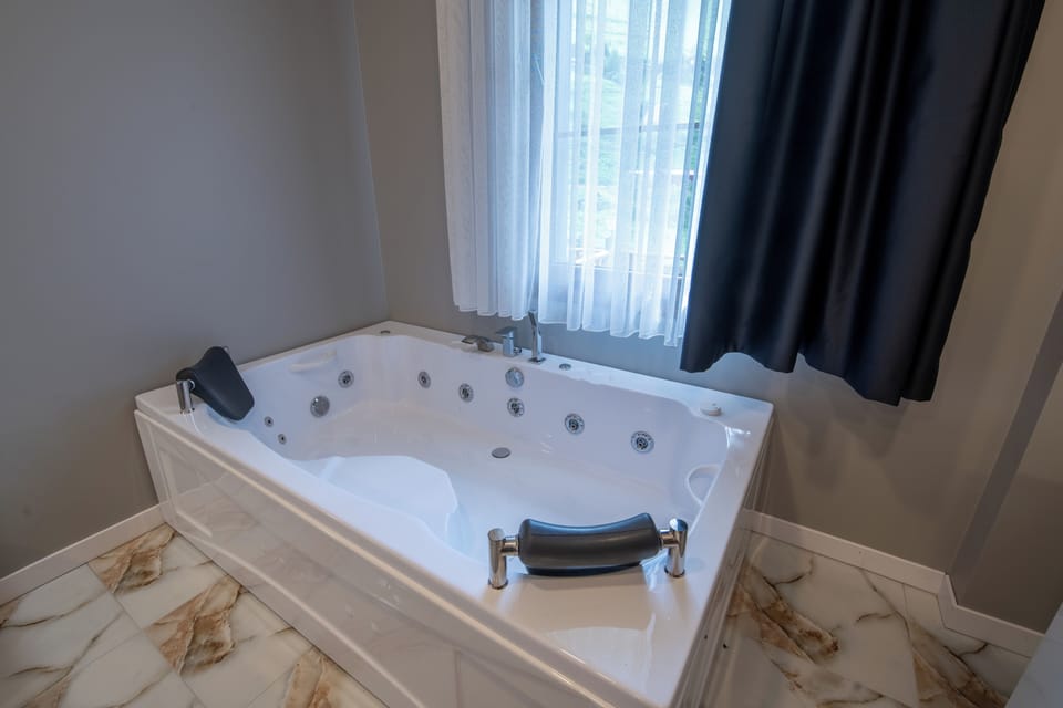 Deluxe Room, River View | Jetted tub