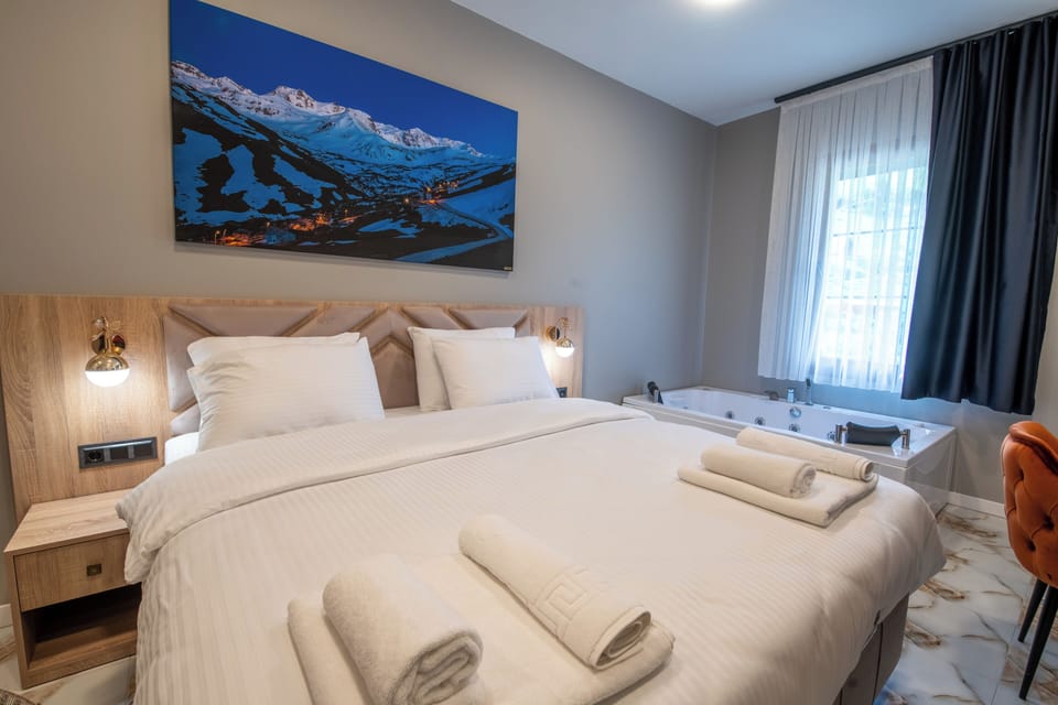 Deluxe Room, River View | Down comforters, pillowtop beds, in-room safe, desk