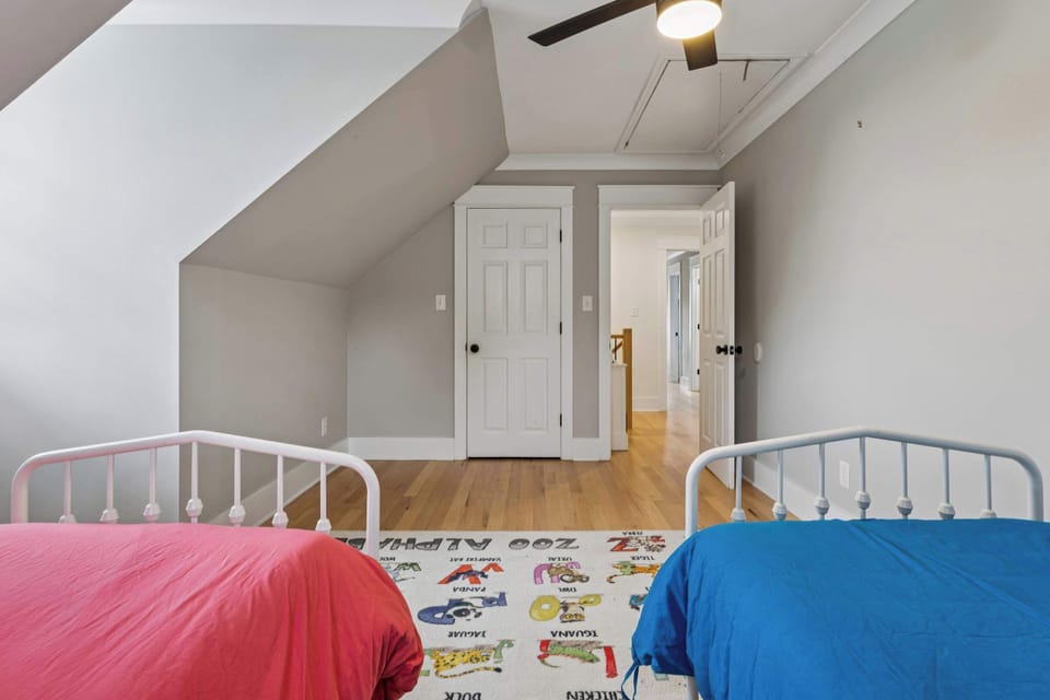 Bedroom 4 with 2 twin beds 