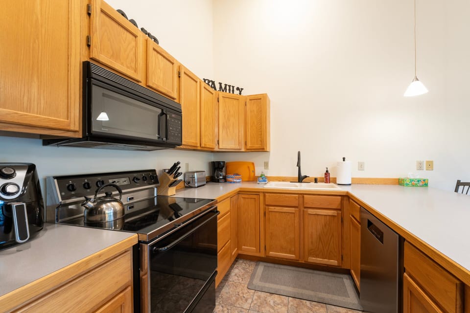 Plenty of space to cook meals and host | Interior