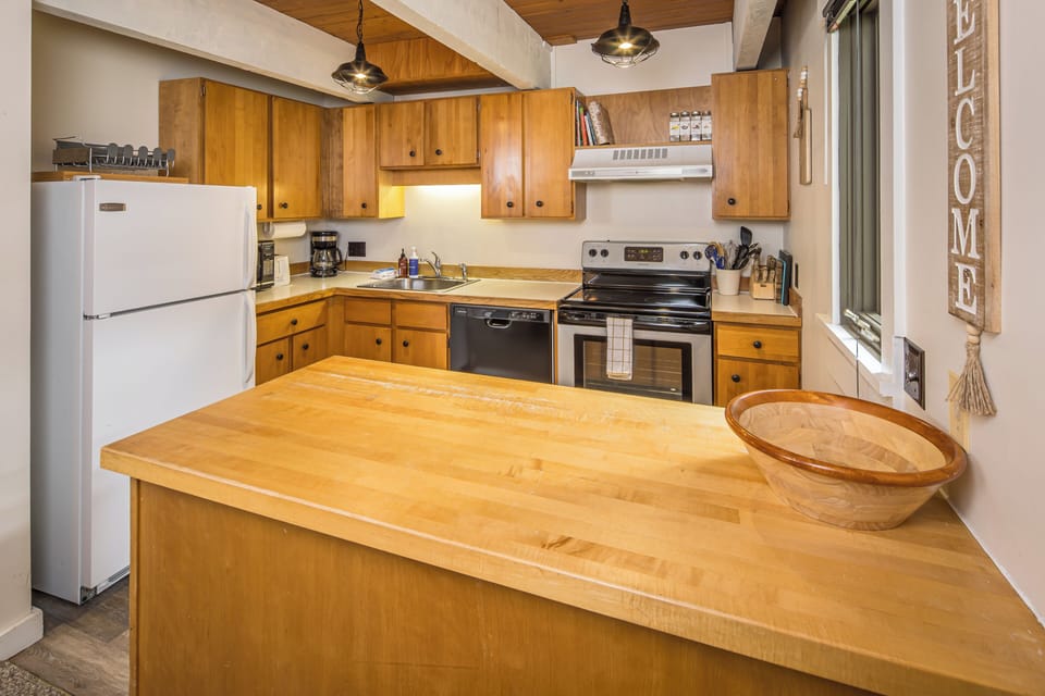 Well quipped kitchen with Island for cooking | Main Level