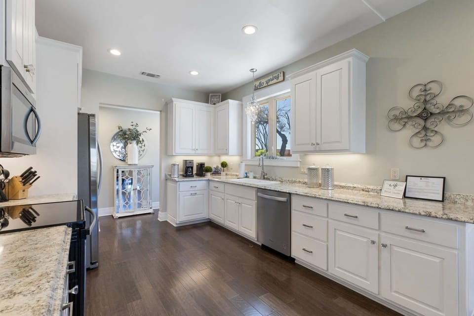 House, Multiple Beds, Garden View (319 W Live Oak) | Private kitchen
