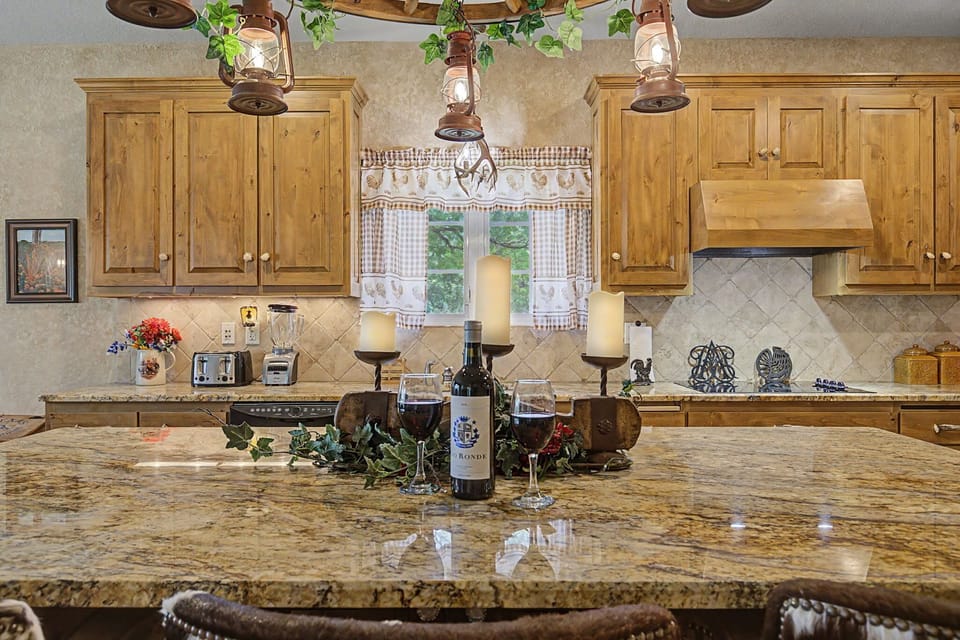 House, Multiple Beds, Garden View (320 Happy Trail) | Private kitchen