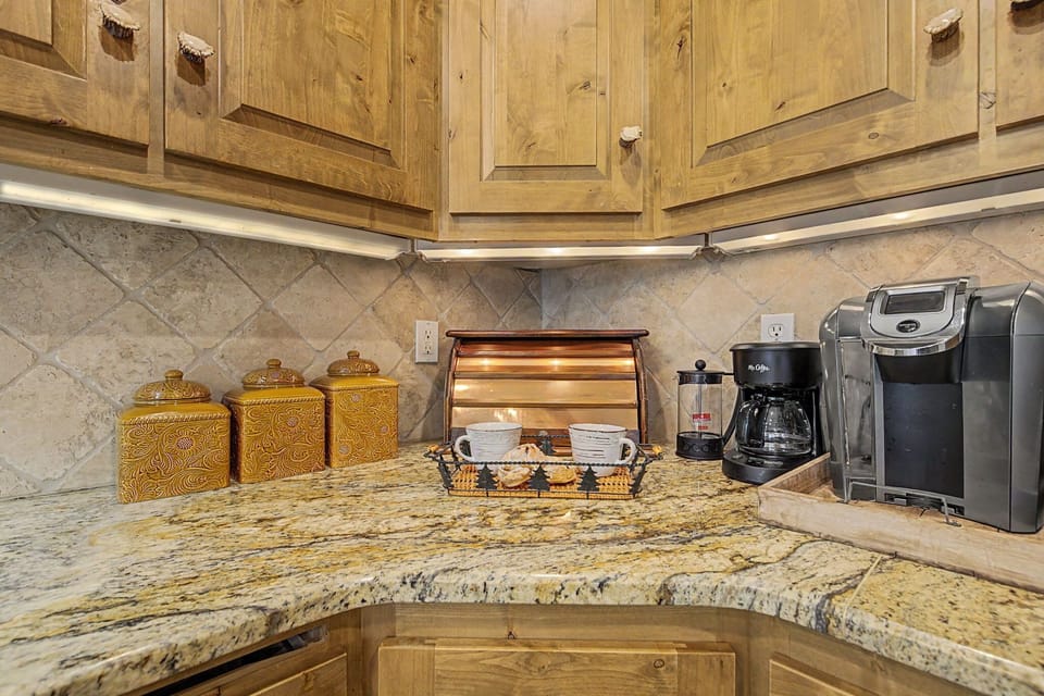 House, Multiple Beds, Garden View (320 Happy Trail) | Interior