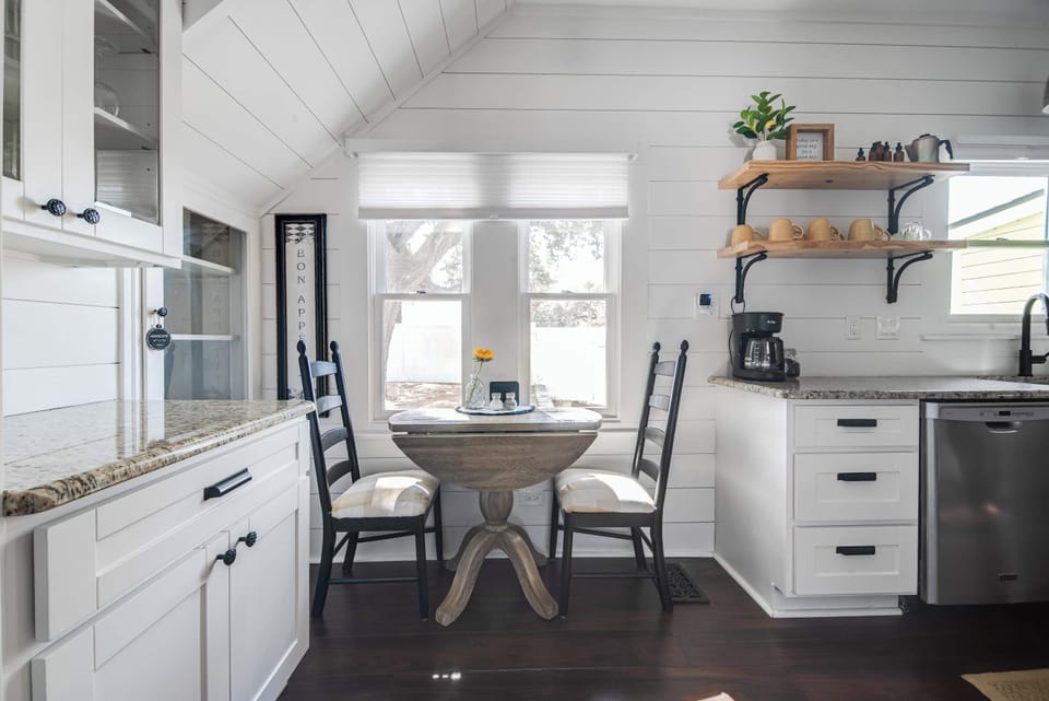 House, Multiple Beds, Garden View (508 Main Marble Fall) | Private kitchen