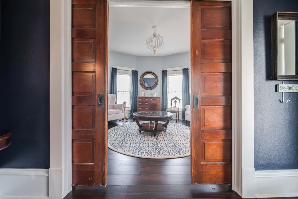 House, Multiple Beds, Garden View (508 Main Marble Fall) | Interior