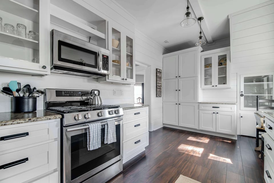 House, Multiple Beds, Garden View (508 Main Marble Fall) | Private kitchen
