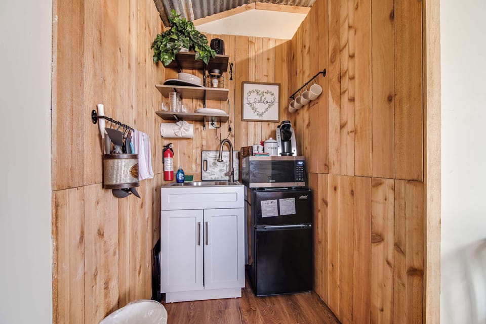Cabin, 1 Queen Bed (OAK1841-Cabin 4) | Private kitchen