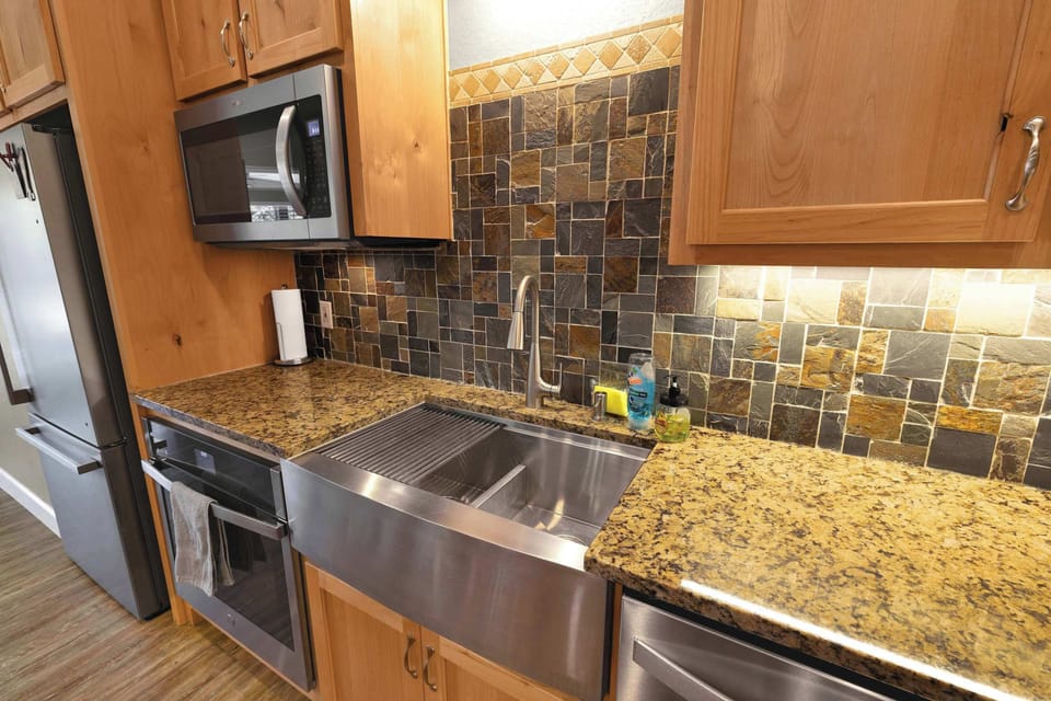 House, Multiple Beds (181 Crazy Horse) | Private kitchen