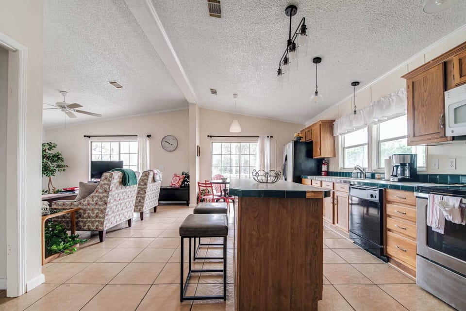 House, Multiple Beds (OAK1841-SweetRetreat) | Private kitchen
