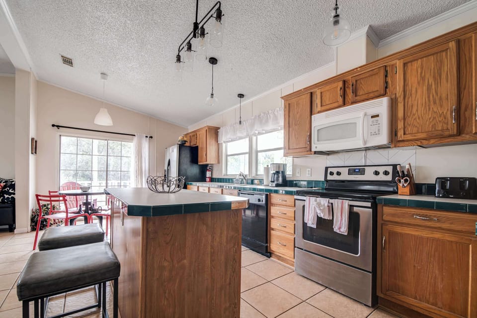 House, Multiple Beds (OAK1841-SweetRetreat) | Private kitchen