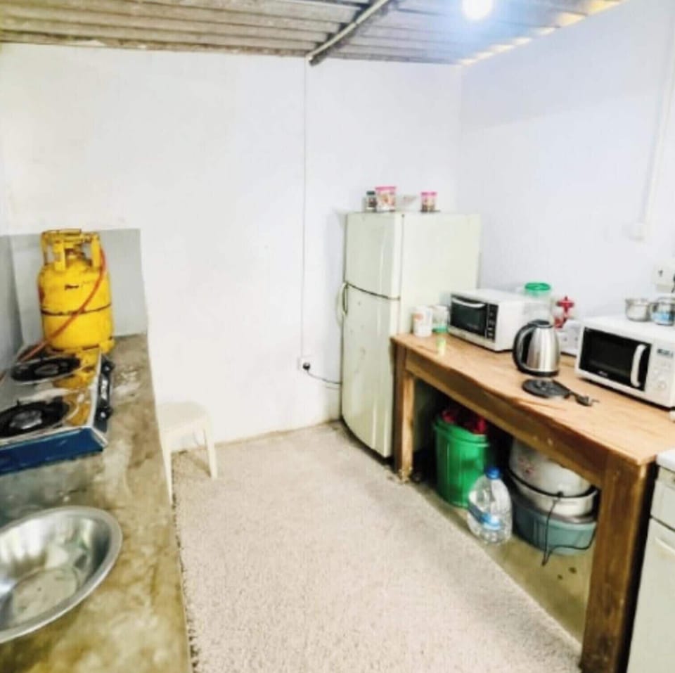 Standard Apartment, Mountain View | Private kitchen | Shared fridge