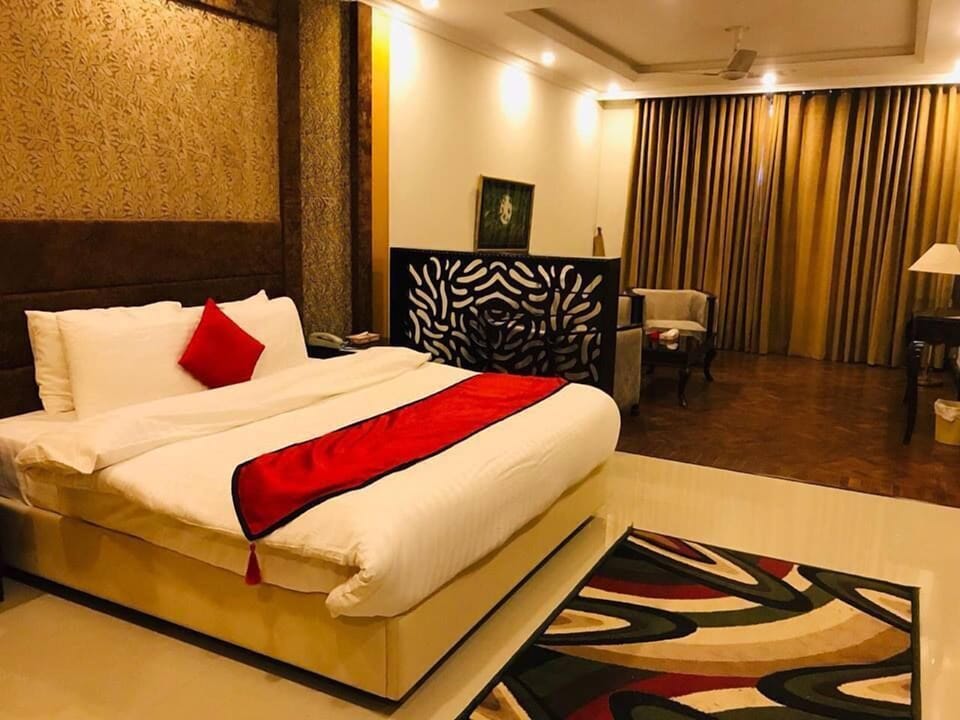 Executive Suite Room  | Minibar, desk, iron/ironing board, rollaway beds